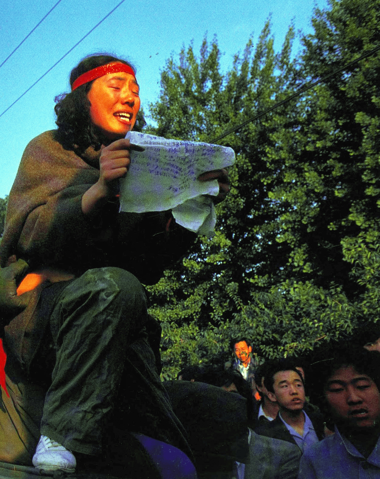 某一历史事件中的情绪激动的女性